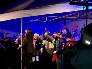 Kids singing on stage