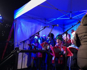 9 children singing